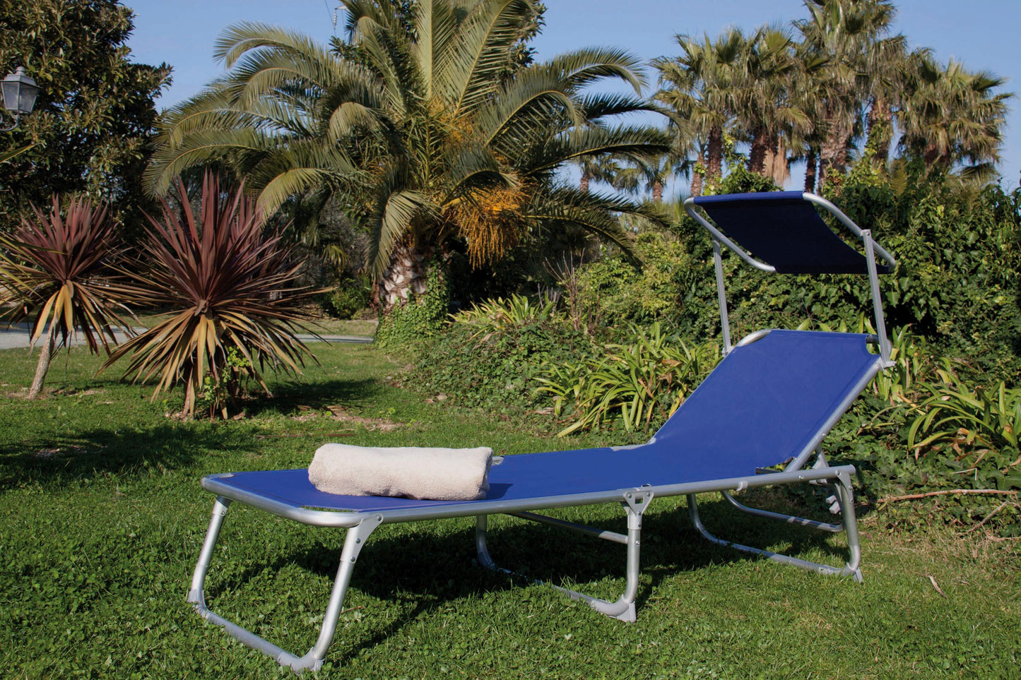 BLUE ALUMINIUM BEACH LOUNGER WITH PAPILLON PARASOL